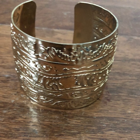 Jewelry - 💕Gold Cuff Bracelet